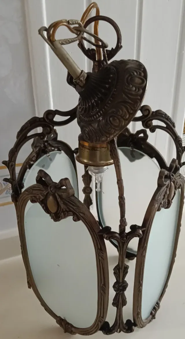 Lampada antica in metallo e cristallo