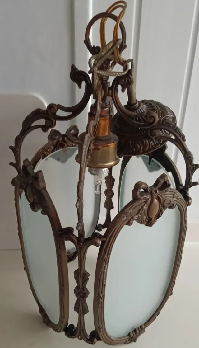 Lampada antica in metallo e cristallo