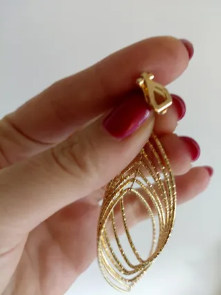 Pendientes largos dorados