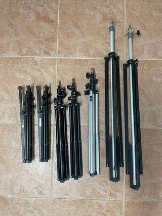 7 Trípodes de fondos y flashes.