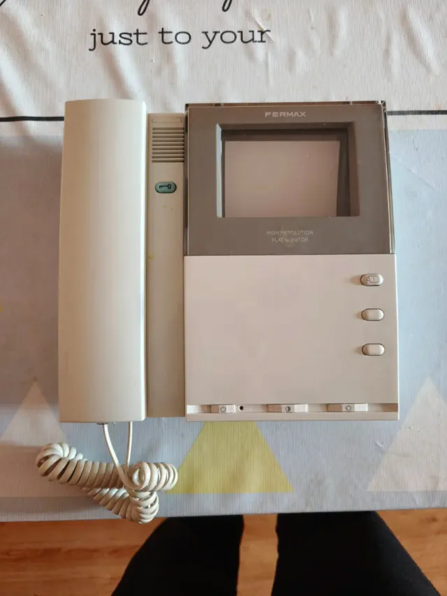 Telefonillo fermax blanco y gris