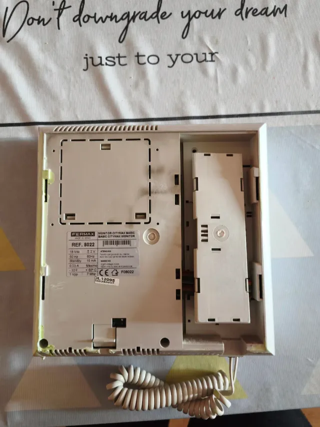 Telefonillo fermax blanco y gris