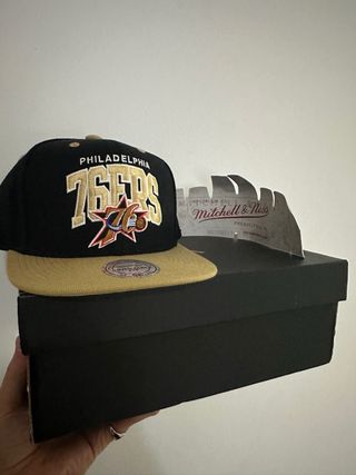 Gorra Mitchell & Ness 76ers Negro/Dorado