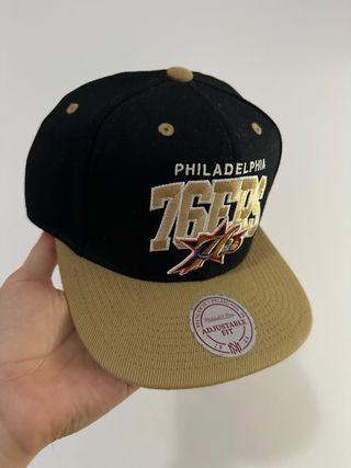 Gorra Mitchell & Ness 76ers Negro/Dorado