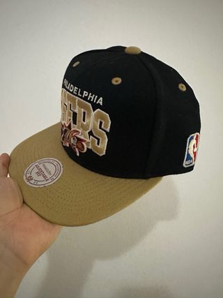 Gorra Mitchell & Ness 76ers Negro/Dorado