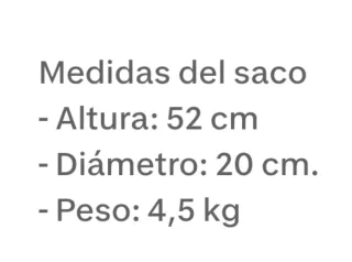 Saco de boxeo y guantes rojos