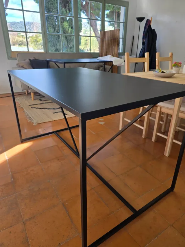 Mesa de acero laminado negra