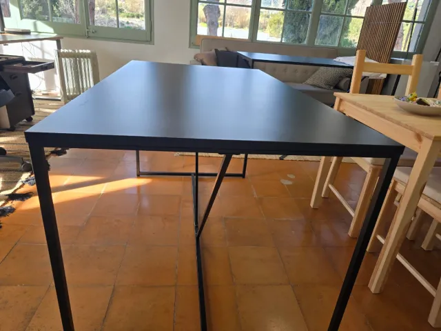Mesa de acero laminado negra
