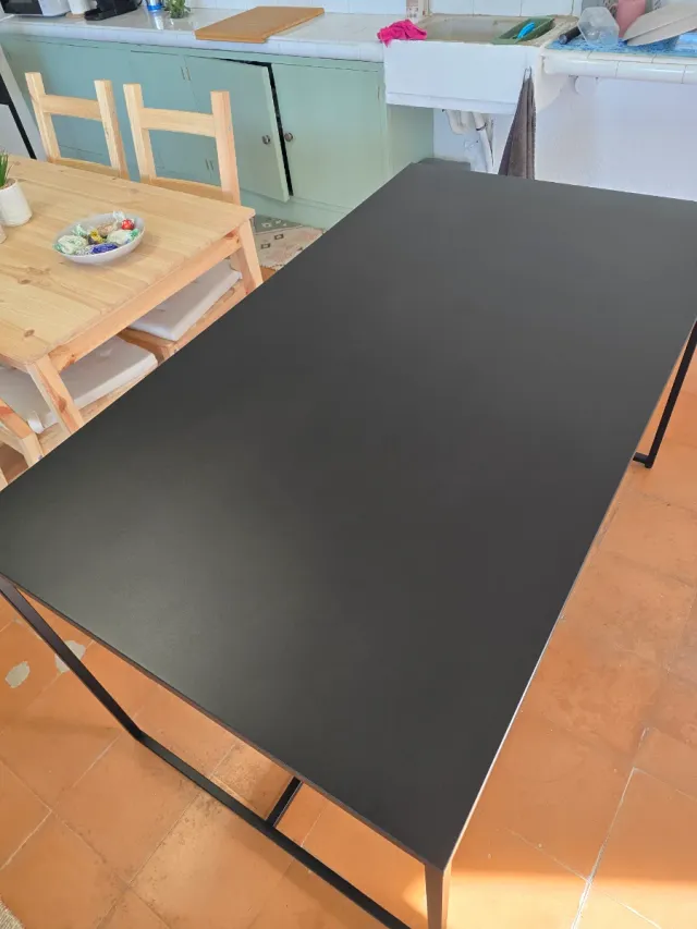 Mesa de acero laminado negra