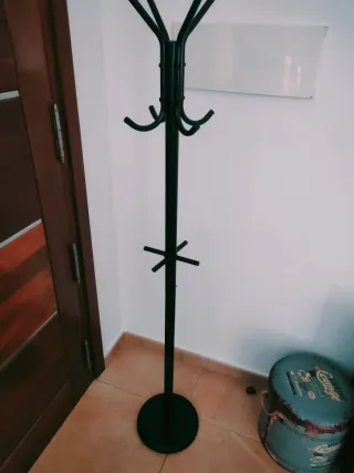 Perchero de pie negro metal