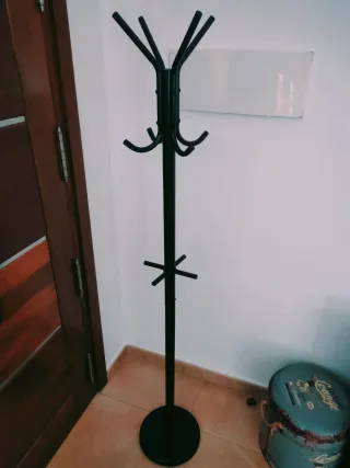 Perchero de pie negro metal