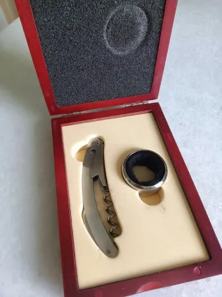 Set apribottiglie in legno