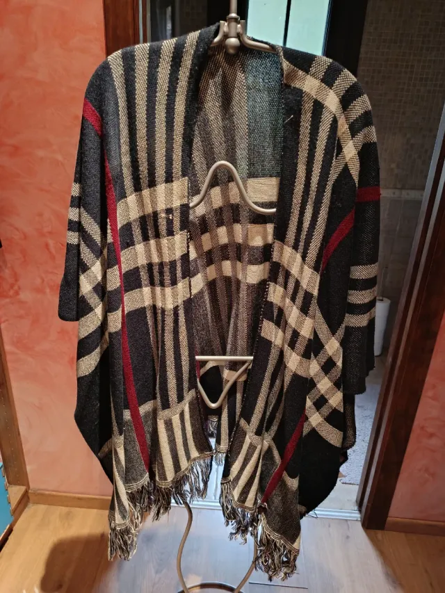 Poncho de punto a cuadros