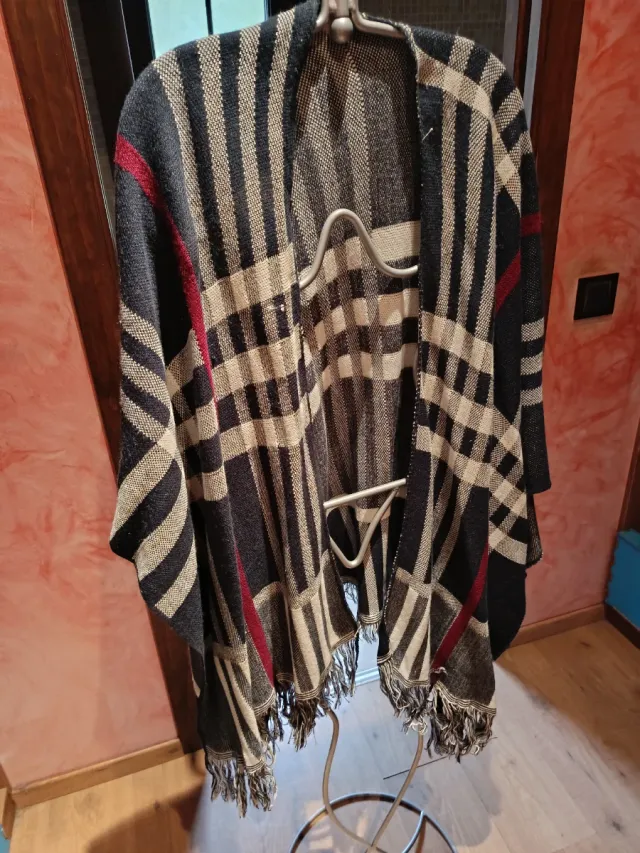 Poncho de punto a cuadros