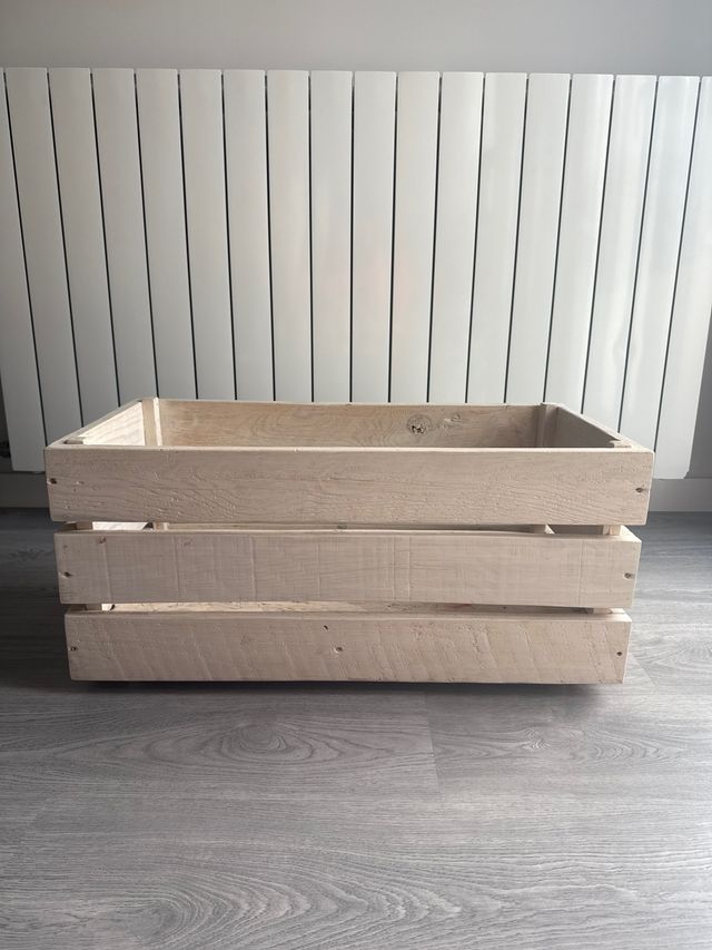 Caja de madera con ruedas