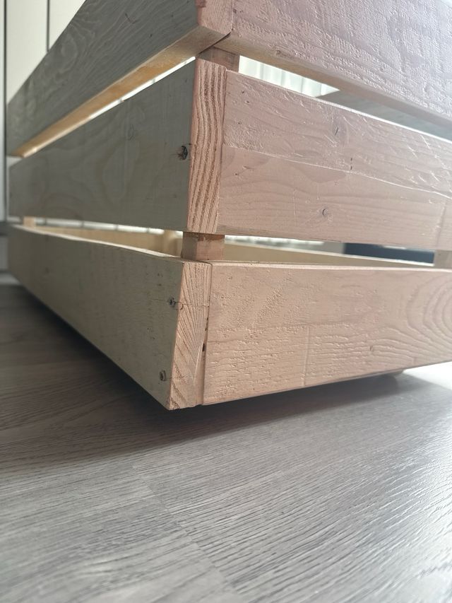 Caja de madera con ruedas
