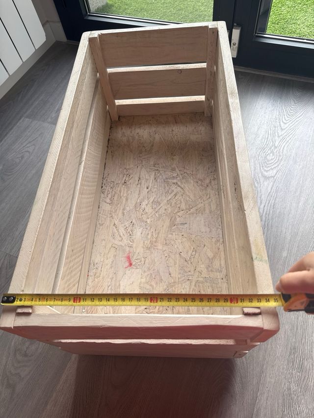 Caja de madera con ruedas