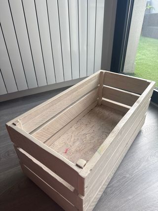Caja de madera con ruedas
