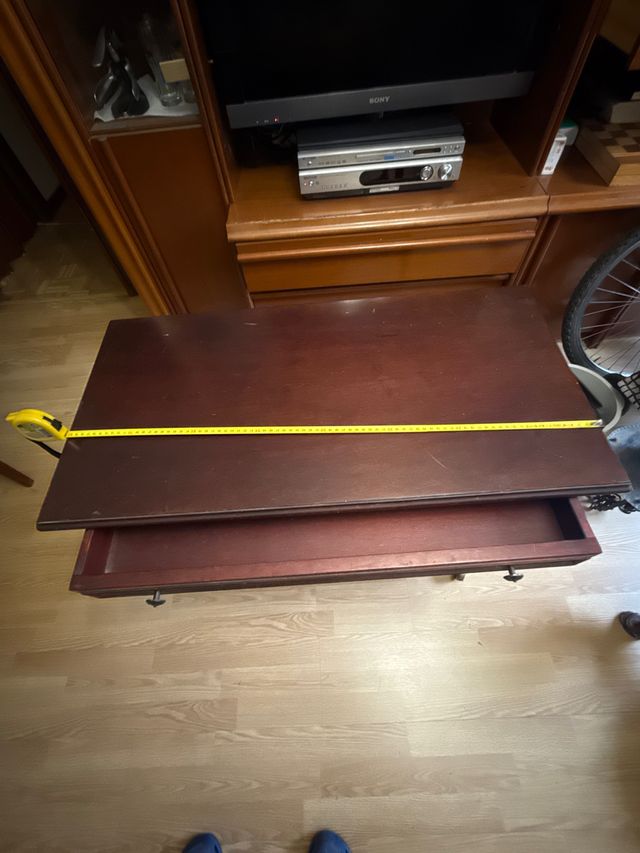 Mesa de madera con ruedas