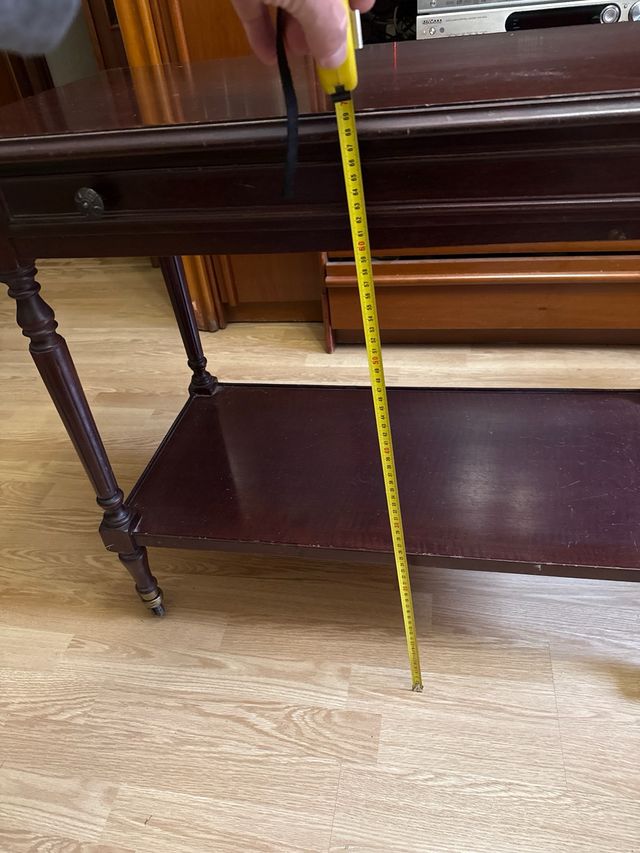 Mesa de madera con ruedas