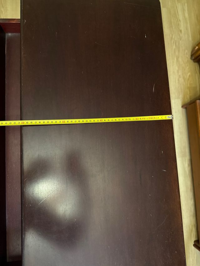 Mesa de madera con ruedas