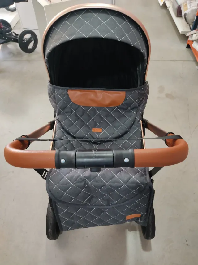 Carro de bebé gris con detalles en marrón