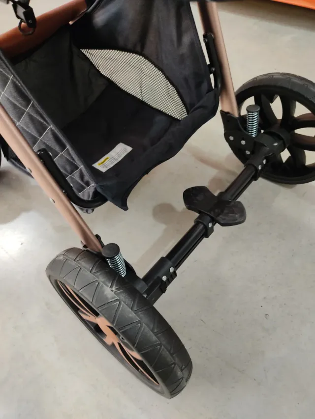 Carro de bebé gris con detalles en marrón