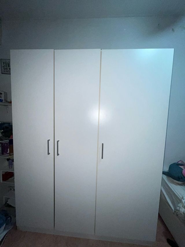 Armario blanco de madera