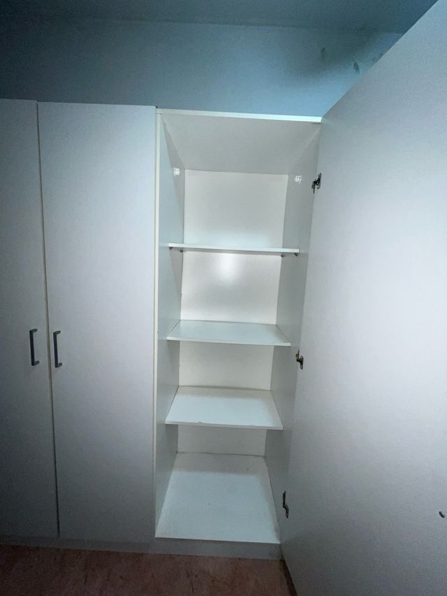 Armario blanco de madera