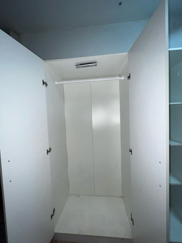 Armario blanco de madera