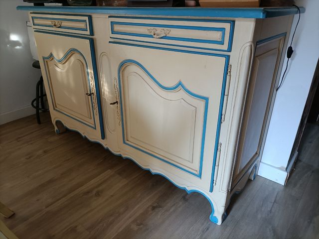 Aparador de madera beige y azul