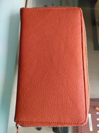 Tarjetero grande marrón con cremallera