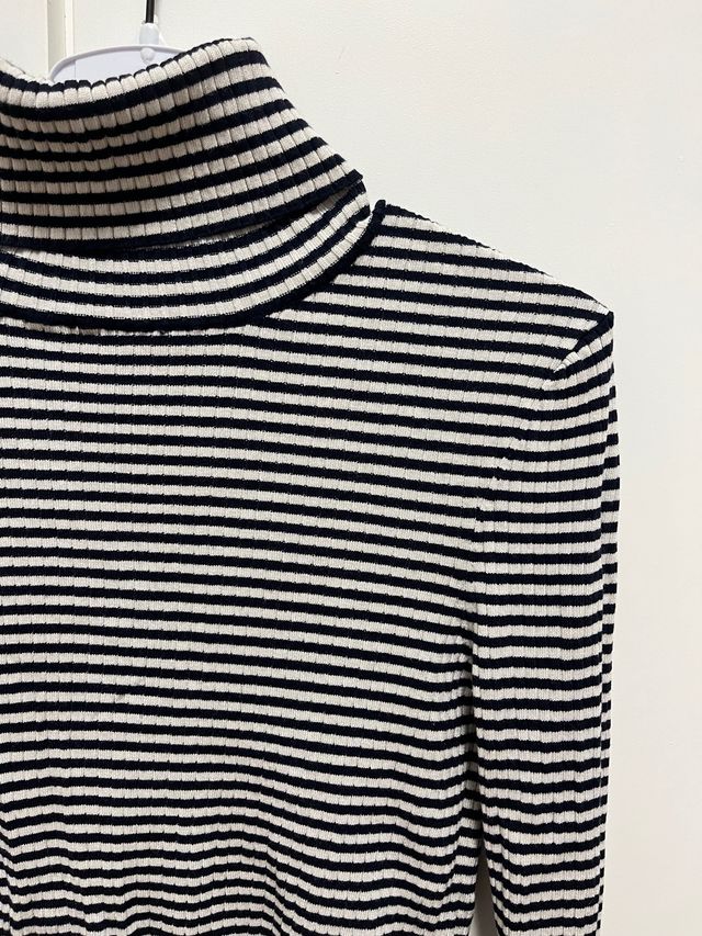 Camiseta cuello alto rayas blanco y negro