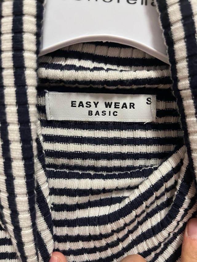 Camiseta cuello alto rayas blanco y negro