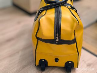 Bolso de viaje con ruedas tipo trolley.