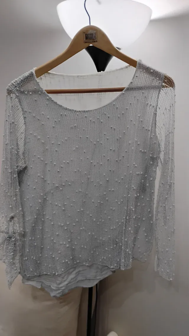 Camiseta de malla con topitos azul claro