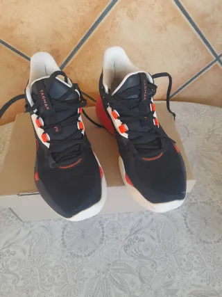 Zapatillas Tarmak Botín Negras y Rojas