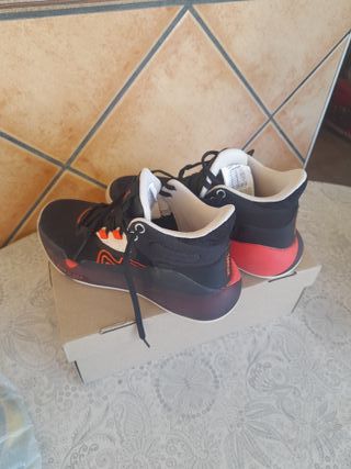 Zapatillas Tarmak Botín Negras y Rojas