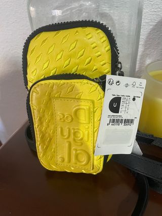 Porta móvil amarillo Desigual