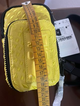 Porta móvil amarillo Desigual