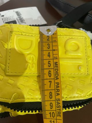 Porta móvil amarillo Desigual