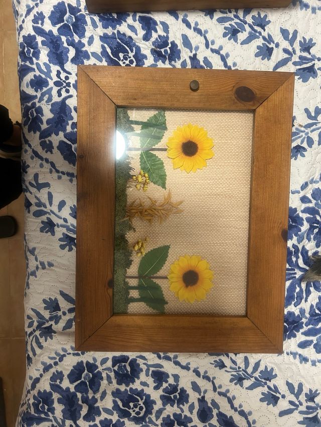 Marco de madera con girasoles
