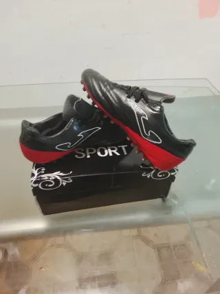 Botas de fútbol Joma negras y rojas
