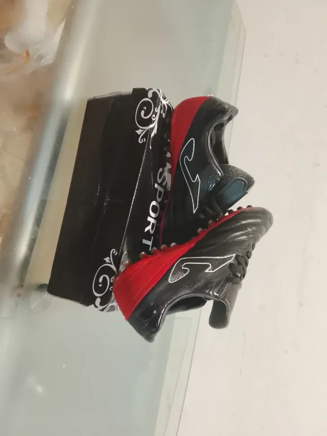 Botas de fútbol Joma negras y rojas