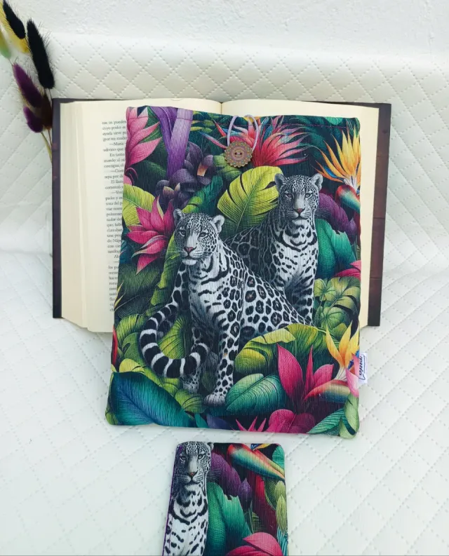Funda de libro con marcapáginas a juego