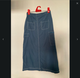 Falda midi azul/gris con bolsillos