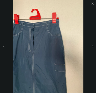 Falda midi azul/gris con bolsillos