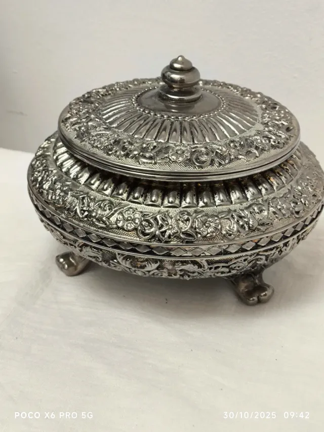 Antico portagioie intagliato in alpaca argentata