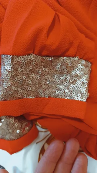 Blusa cruzada roja con puños de lentejuelas