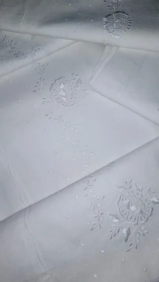 Completo letto matrimoniale ricamato a mano